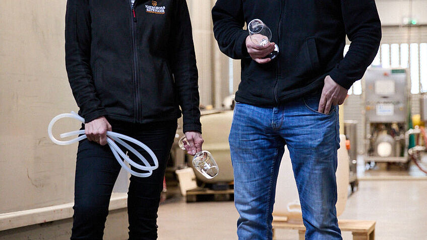 Astrid Rickert und Jan Hallerbach stehen vor den Weintanks.