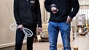 Astrid Rickert und Jan Hallerbach stehen vor den Weintanks.