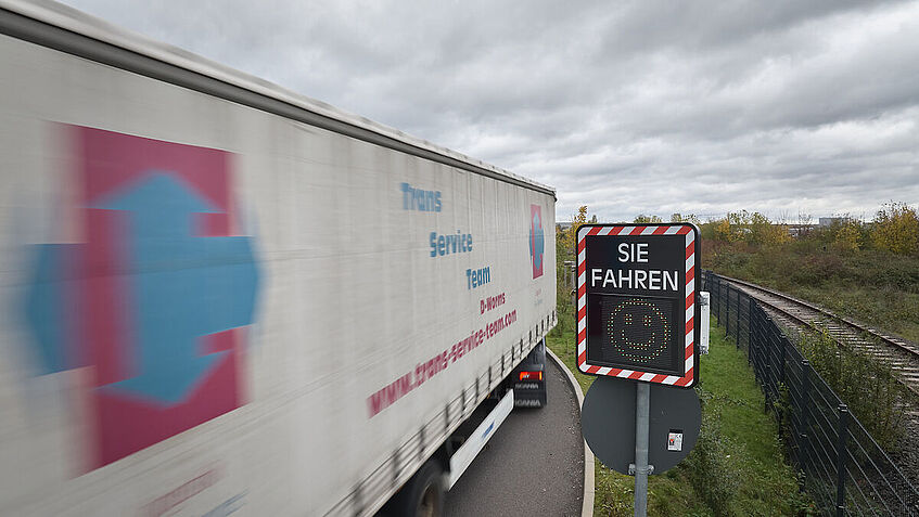 LKW fährt an der Geschwindigkeitsanzeige vorbei.