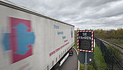 LKW fährt an der Geschwindigkeitsanzeige vorbei.