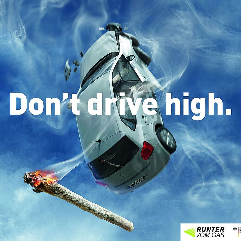 Eine Cannabis-Joint, dampfend im Vordergrung. Dahinter im Dampf steigt ein Auto gegen den Himmel empor.