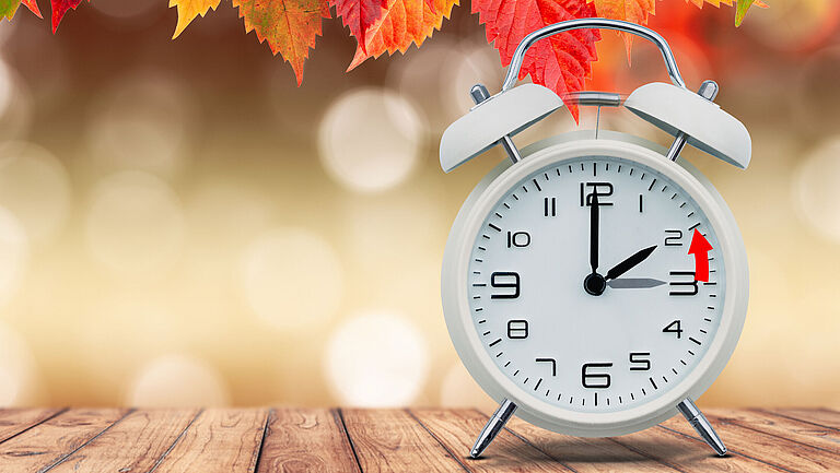 Umstellung auf die Winterzeit: Auf einem Wecker ist markiert, dass die Uhr von 3 Uhr auf 2 Uhr zurückgestellt werden muss. 