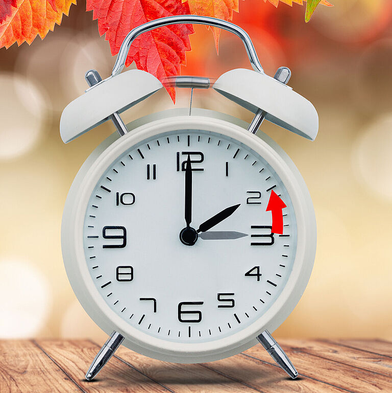 Umstellung auf die Winterzeit: Auf einem Wecker ist markiert, dass die Uhr von 3 Uhr auf 2 Uhr zurückgestellt werden muss. 