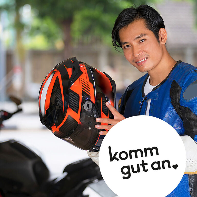 Junger Motorradfahrer mit Helm