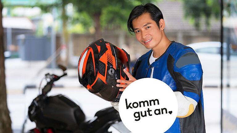 Junger Motorradfahrer mit Helm