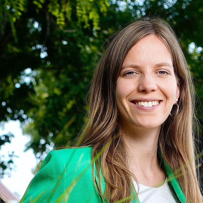 Porträt der Klimapsychologin Janna Hoppmann, Gründerin der klimapsychologischen Agentur Climatemind