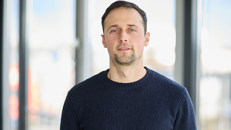 Das Bild zeigt Raphael Kowollik, Referent für Elektro- und Automatisierungstechnik bei der BGHW. 