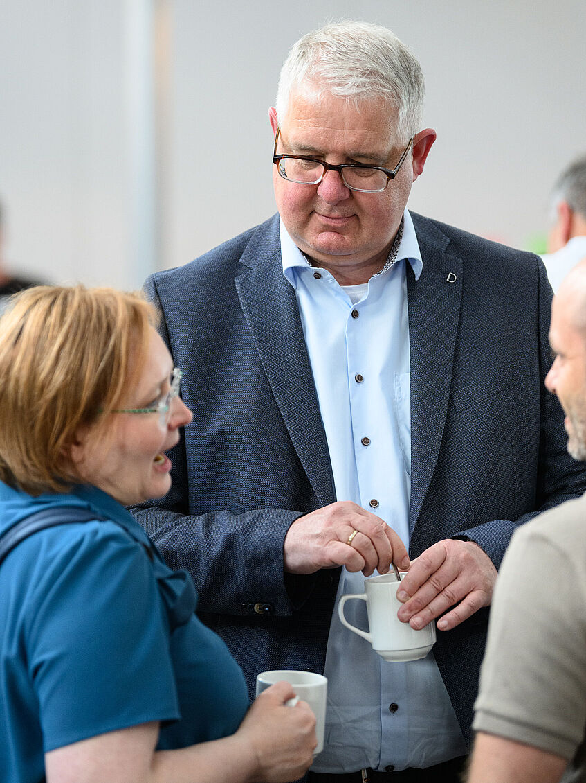 Ein Mann und eine Frau stehen sich gegenüber und unterhalten sich