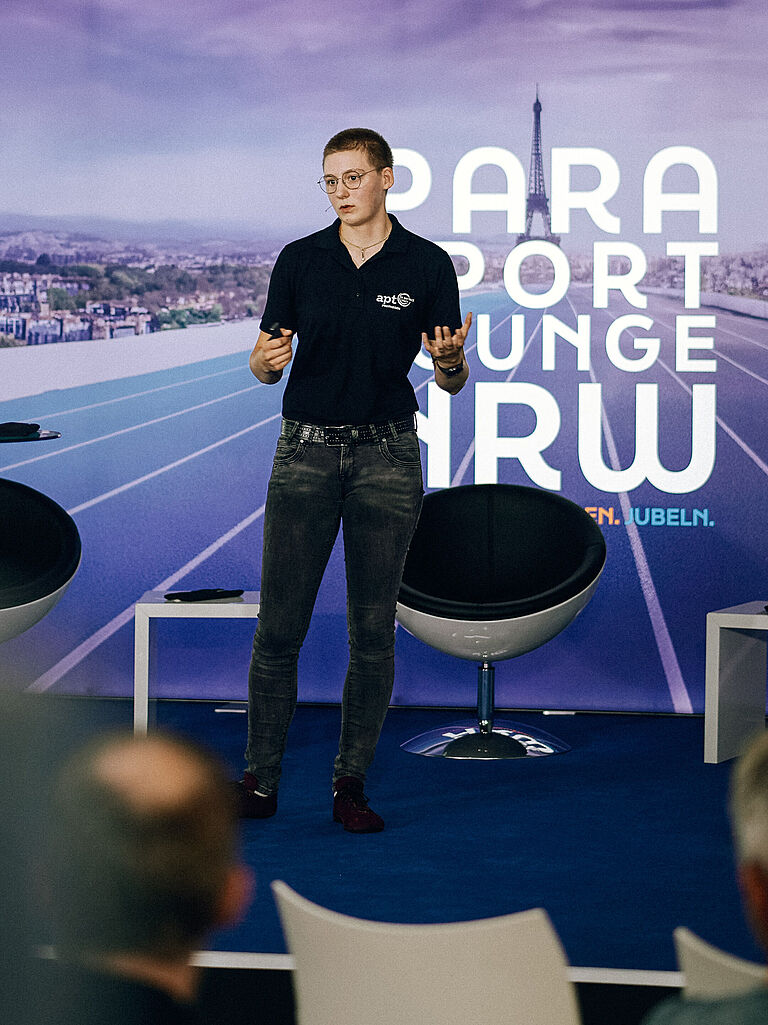 Carina Ameling, Orthopädietechnik-Mechanikerin erläutert Prothesen