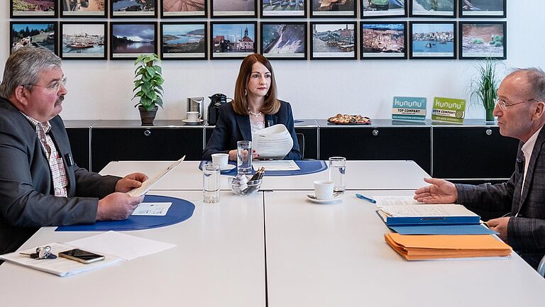 Teamleiter Hermann Würth von der BGHW-Regionalleitung Süd und die Ehrenamtlichen der Selbstverwaltung Marlen Götz und Stefan Schwarz sitzen in einer Rentenausschusssitzung zusammen.