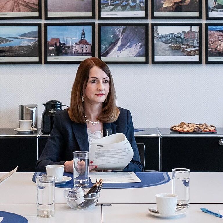 Teamleiter Hermann Würth von der BGHW-Regionalleitung Süd und die Ehrenamtlichen der Selbstverwaltung Marlen Götz und Stefan Schwarz sitzen in einer Rentenausschusssitzung zusammen.