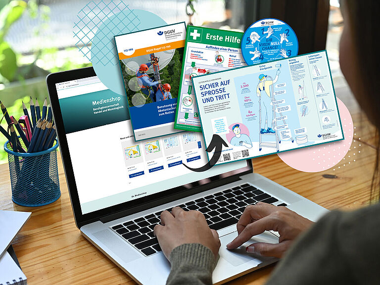 Eine Frau sitzt an einem Schreibtisch und bestellt via Notebook im Medienshop der BGHW. Aus dem Notebook heraus "fliegen" eine Infografik zum Thema Leitern, eine Aufkleber zum Thema Händehygiene, ein Erste-Hilfe-Plakat sowie eine DGUV-Information zum Thema Absturzprävention