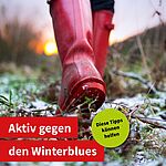Symbolbild zum Thema Winterblues: Es zeigt Beine in Gummistiefeln, die über eine verschneite Wiese laufen
