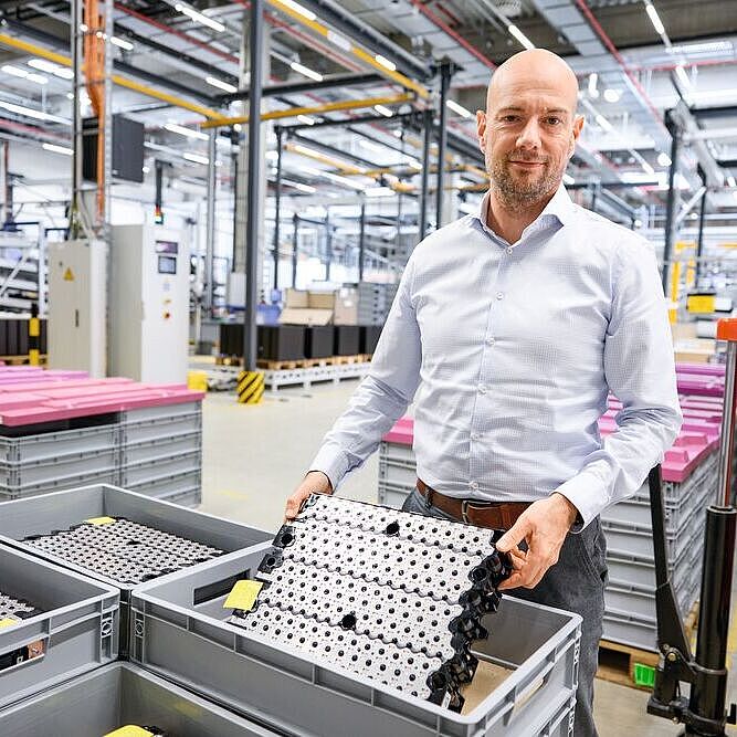Wolfgang Klüpfel zeigt ein Lithium-Ionen-Batterie-Modul