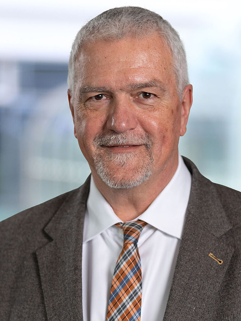 Das Bild zeigt ein Porträt von Manfred Wirsch, Präsident des DVR. Er schaut freundlich in die Kamera.