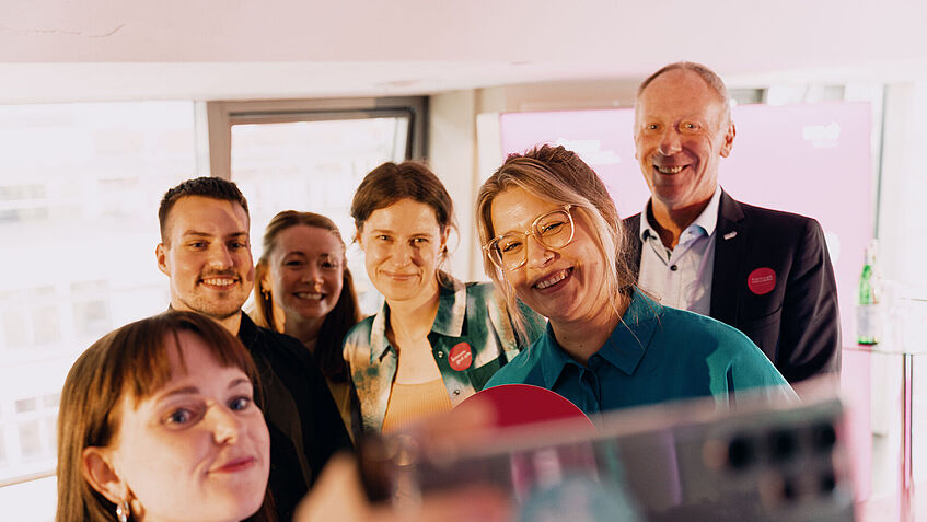 Eine Gruppe junger Menschen macht ein Selfie