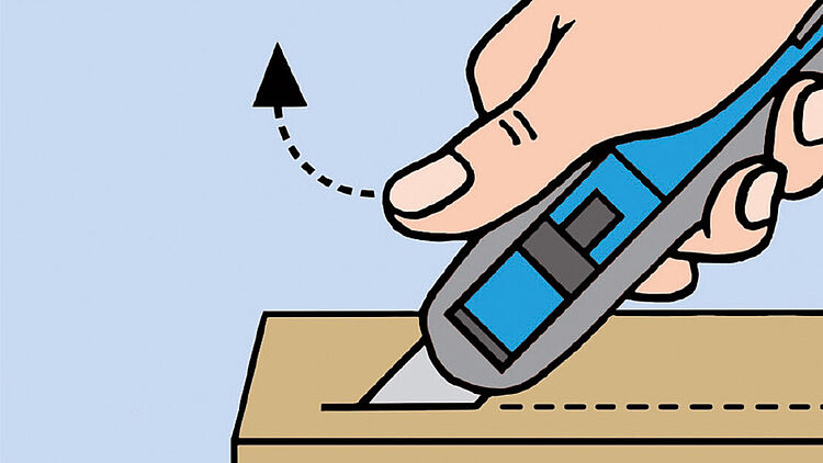 Eine Hand löst den Daumen vom Schieber eines Sicherheitsmessers beim Schneiden eines Kartons.