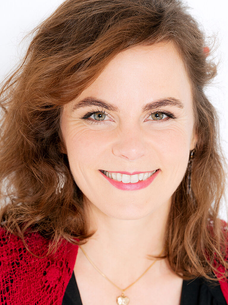 Die Sozialwissenschaftlerin Anne Brüne ist Senior Beraterin bei Great Place to Work und unterstützt Unternehmen und ihre Beschäftigten bei den Themen Vertrauen, Nachhaltigkeit und Zielsetzung.