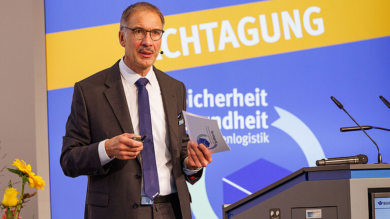 Hans-Peter Kany, Leiter des Fachbereichs Handel und Logistik, bei der Eröffnung der Fachtagung 2024