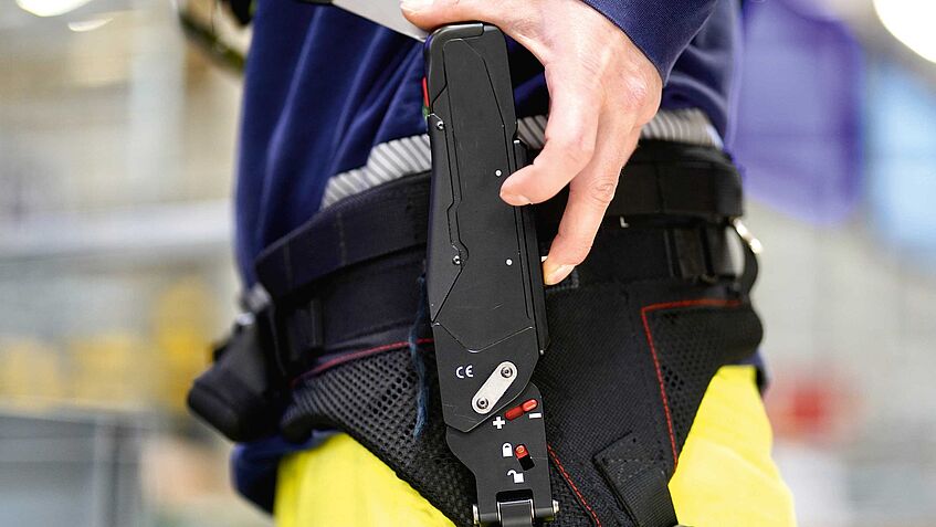 Die Bilder zeigen, wie ein Exoskelett am Körper von Pascal Rudel angelegt und fixiert wird.