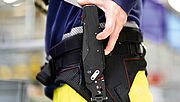 Die Bilder zeigen, wie ein Exoskelett am Körper von Pascal Rudel angelegt und fixiert wird.