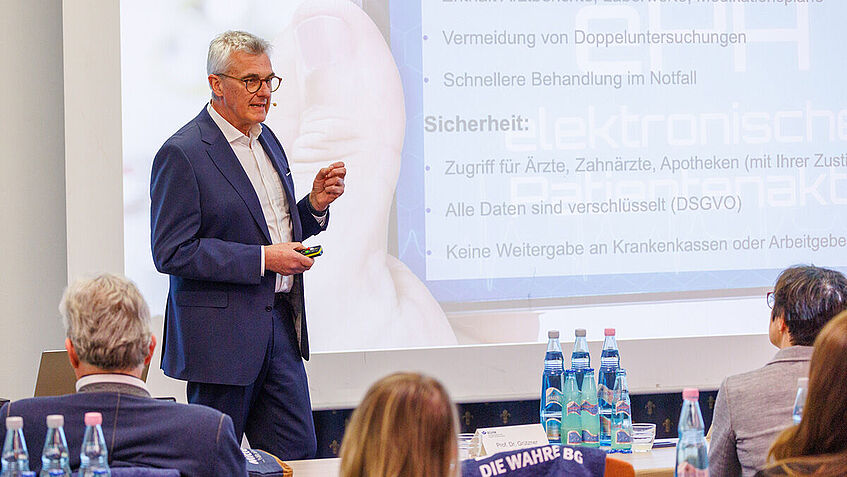 Prof. Paul Anton Grützner, Ärztlicher Direktor der BG Klinik in Ludwigshafen, hält einen Vortrag.