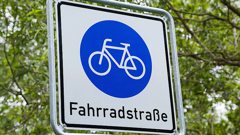Das Bild zeigt das Verkehrsschild für eine Fahrradstraße