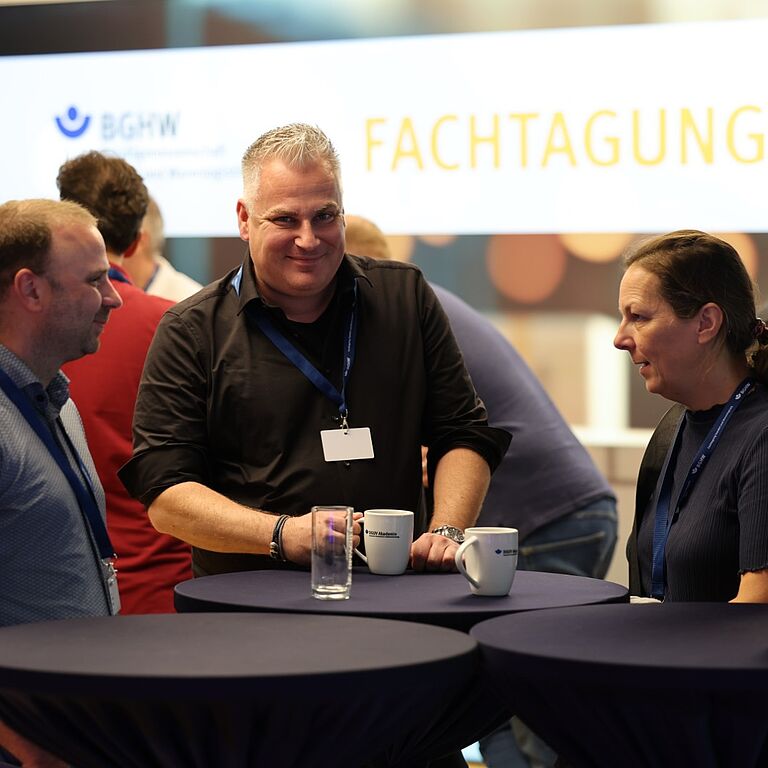 Fachtagung 2026: Eine Gruppe Teilnehmerinnen an einem Stehtisch
