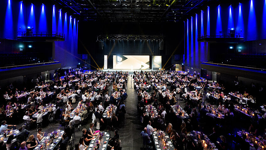 Blick in eine Veranstaltungshalle zur Preisverleihung des German Brand Awards
