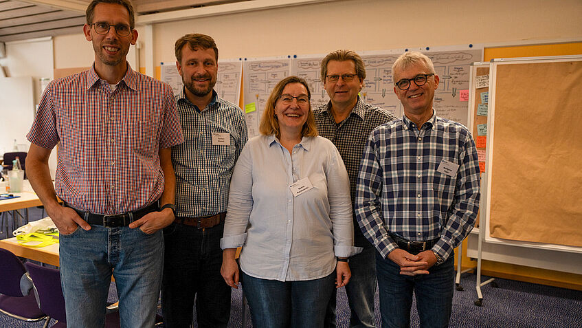 Das BGHW-Hafen-Team stellt sich zum Gruppenfoto. Vier Männer und eine Frau in der Mitte. 