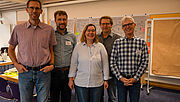 Das BGHW-Hafen-Team stellt sich zum Gruppenfoto. Vier Männer und eine Frau in der Mitte. 