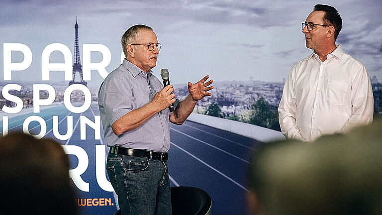 Reinhard Schneider, Vorsitzender des BRSNW, im Gespräch mit Sven Königer in der Para-Sport-Lounge NRW.