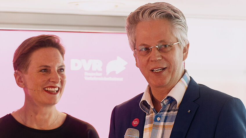 Dr. John Bötticher im Gespräch mit Moderatorin Okka Gundel