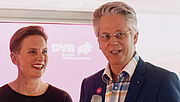 Dr. John Bötticher im Gespräch mit Moderatorin Okka Gundel
