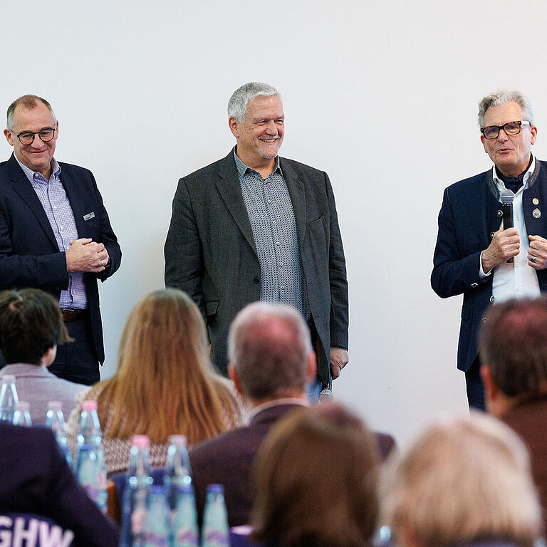 Roland Kraemer (l.) und Manfred Wirsch, beide Vorstandsvorsitzende der BGHW-Selbstverwaltung und BGHW Geschäftsführer Udo Schöpf, eröffnen die Schulungsveranstaltung.