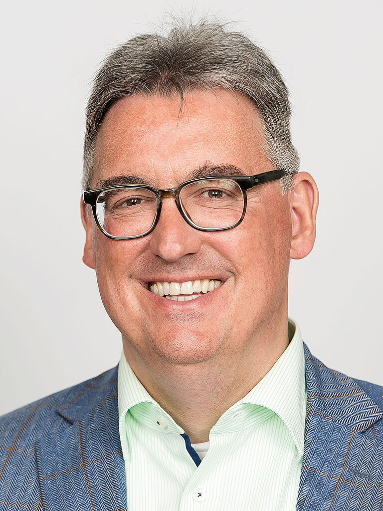 Das Bild zeigt ein Porträt von Martin Kögler, Experte für Rehabilitation bei der BGHW.