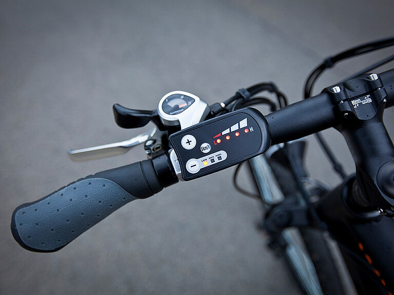 Nahaufnahme eines Pedelec-Lenkers mit Display und Bedienelementen zur Einstellung der elektrischen Unterstützung.