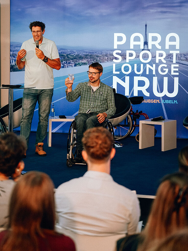 Axel Görgens und Patrick Moser erklären wichtige Aspekte der individuellen Rollstuhlversorgung in der Para-Sport-Lounge NRW in Düsseldorf.