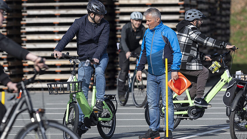 Das Bild zeigt Uwe Nestler aus dem BGHW-Trainerteam, der die Übungen der Teilnehmenden beim Fahrsicherheitstraining kontrolliert. 