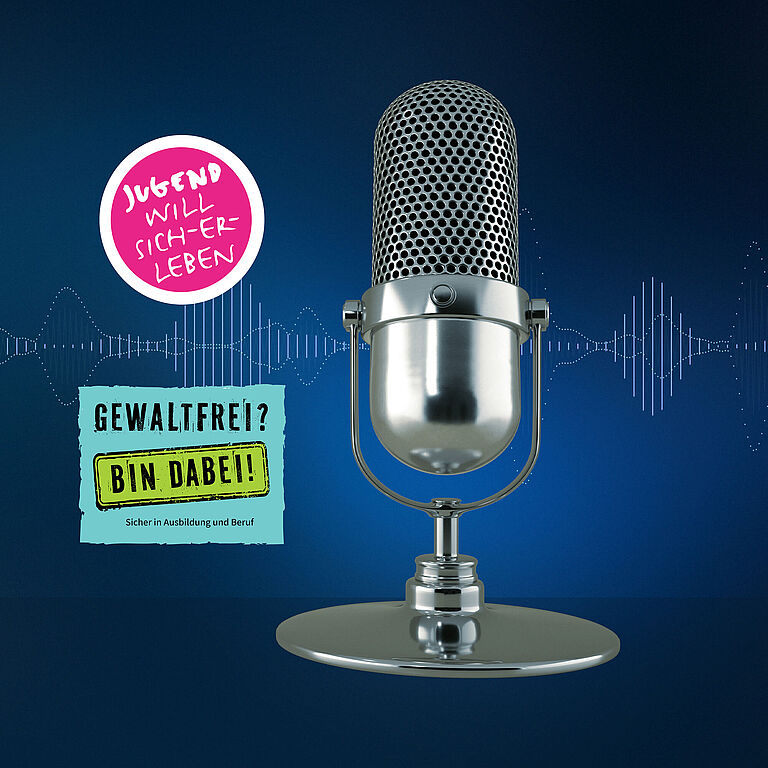 Ein silbernes Tischmikrofon vor Schallwellen, daneben das Logo der Aktion Jugend will sich-erleben mit dem Jahresmotto: Gewaltfrei? Bin dabei!