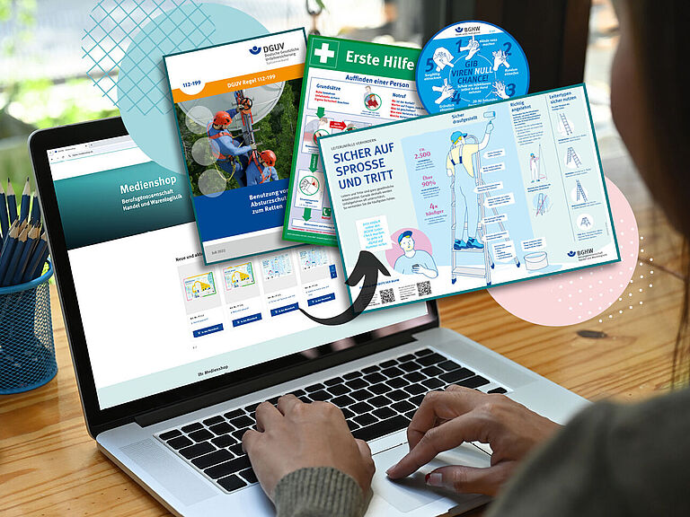 Eine Frau sitzt an einem Schreibtisch und bestellt via Notebook im Medienshop der BGHW. Aus dem Notebook heraus "fliegen" eine Infografik zum Thema Leitern, eine Aufkleber zum Thema Händehygiene, ein Erste-Hilfe-Plakat sowie eine DGUV-Information zum Thema Absturzprävention