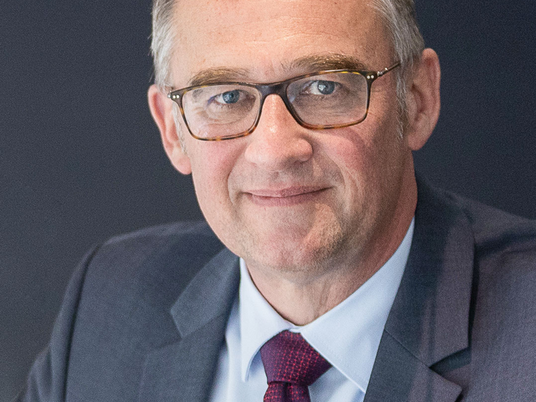 Das Bild zeigt ein Porträt von Roland Kraemer, Rewe Group, Funktionsbereichsleiter Arbeitssicherheit und Gesundheitsschutz sowie Leitende Fachkraft für Arbeitssicherheit.