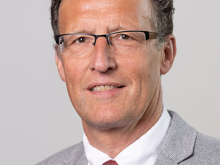 Porträt von Thomas Jacob, Referatsleiter der Themenfelder Leiter, Tritte, ortsfeste Arbeitsbühnen bei der BGHW.