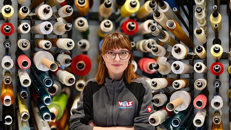 Porträt Anja Füssinger, Qualitätsmanagerin und Fachkraft für Arbeitssicherheit bei Volz Tapes
