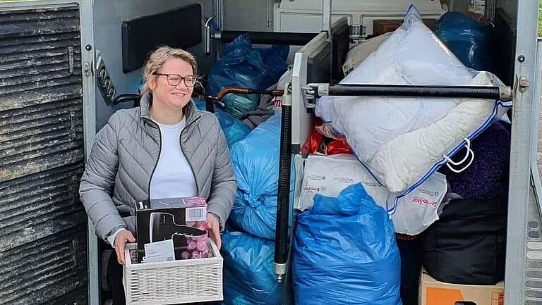 Foto: Stefanie Hobrack-Zscheich bei der Spendenausgabe. Foto: "Solidarität in der Not e. V." 