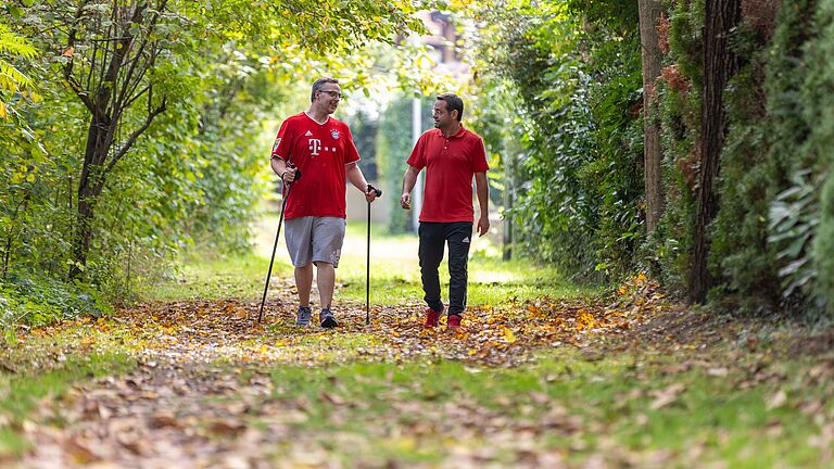 Steven Wedhorn (links) und sein Alltagsbegleiter und Therapeut Simon Emmel beim Nordic-Walking-Training im Grünen.