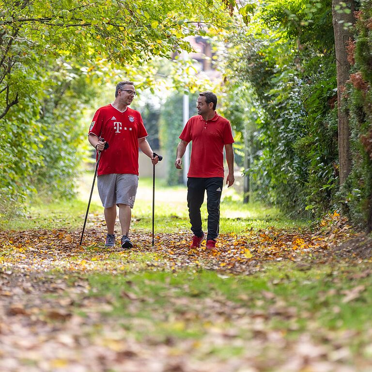 Steven Wedhorn (links) und sein Alltagsbegleiter und Therapeut Simon Emmel beim Nordic-Walking-Training im Grünen.