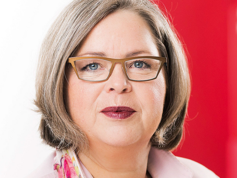 Das Bild zeigt ein Porträt von Stefanie Nutzenberger, ver.di-Bundesvorstandsmitglied, zuständig für die Frauen- und Gleichstellungspolitik und Leiterin des Fachbereichs Handel.