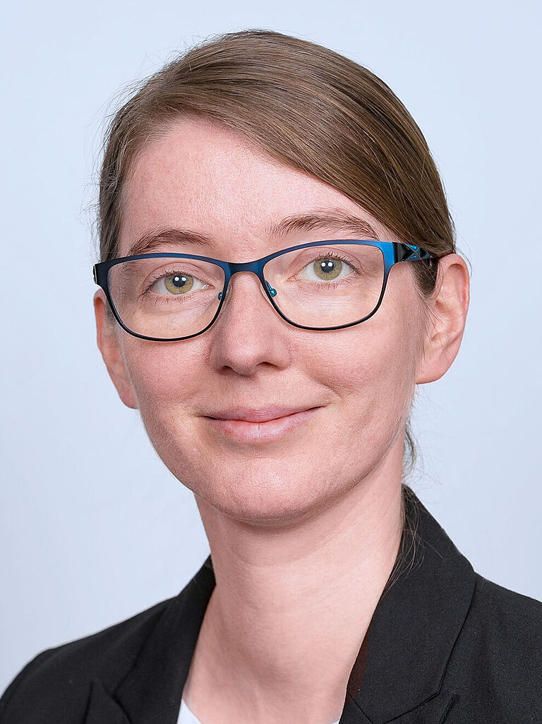 Das Bild zeigt ein Porträt von Dorothea Kraft, Expertin für Raubprävention bei der BGHW.