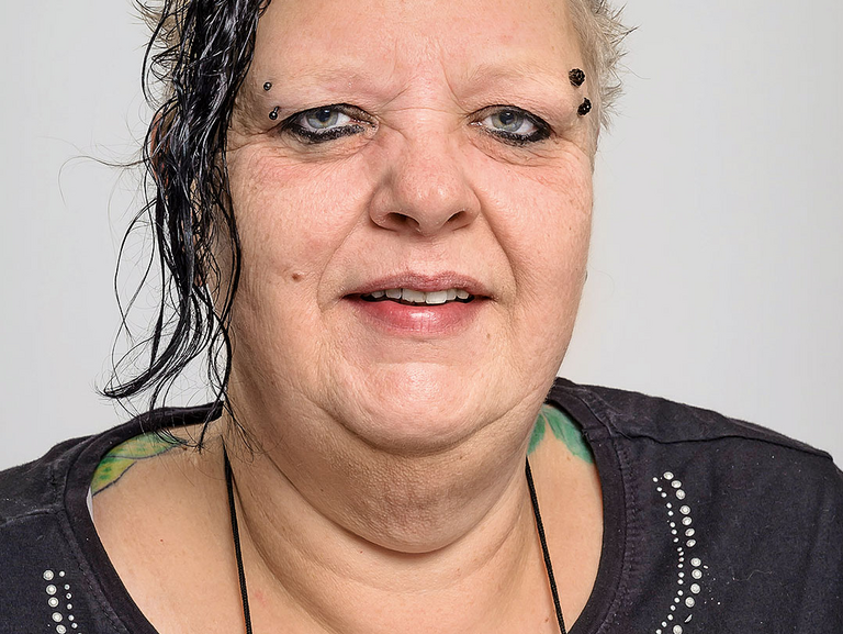 Das Bild zeigt ein Porträt von Maurike Maaßen, Betriebsrätin und Kassiererin von Netto.